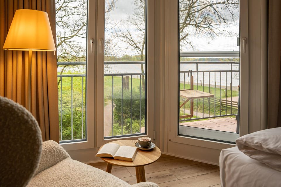 Spring, View (from property/room), Balcony/Terrace, Living room, Seating area, Garden view, Breakfast