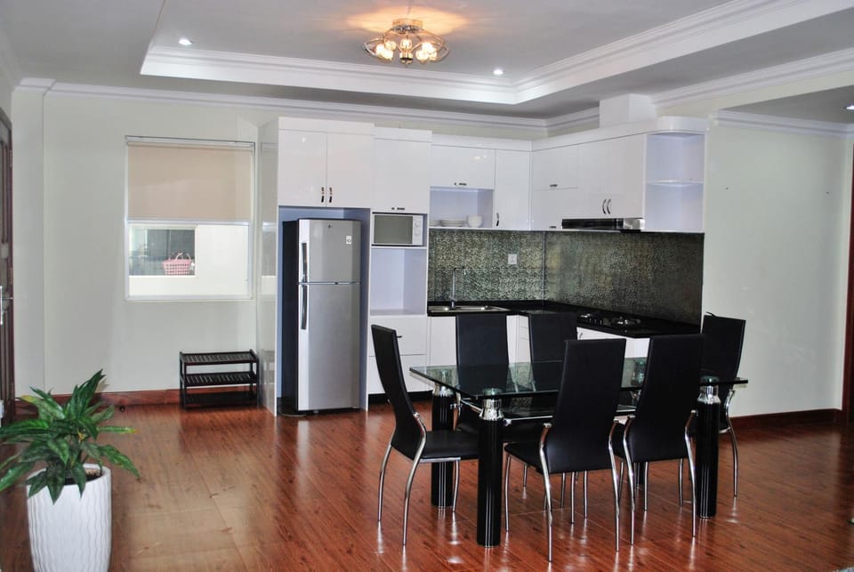 Kitchen or kitchenette, Dining area