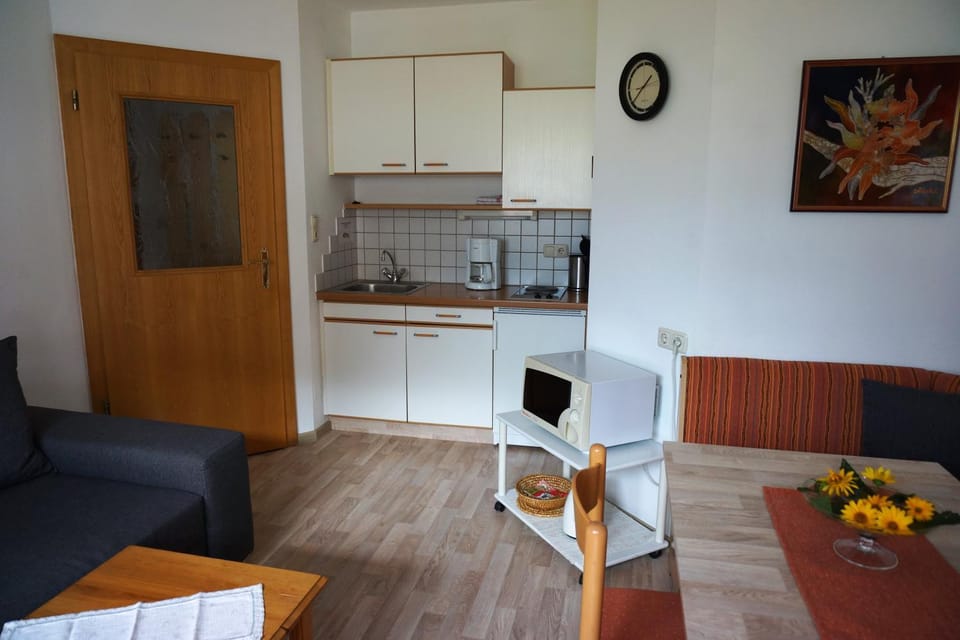 Kitchen or kitchenette, Seating area, Dining area