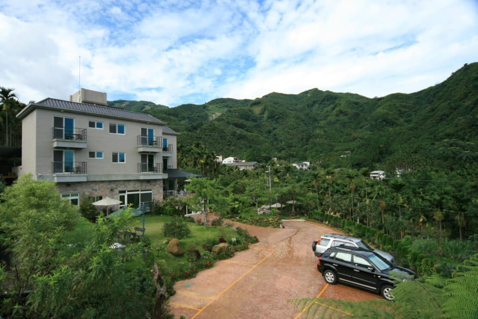 Property building, Neighbourhood, Garden view