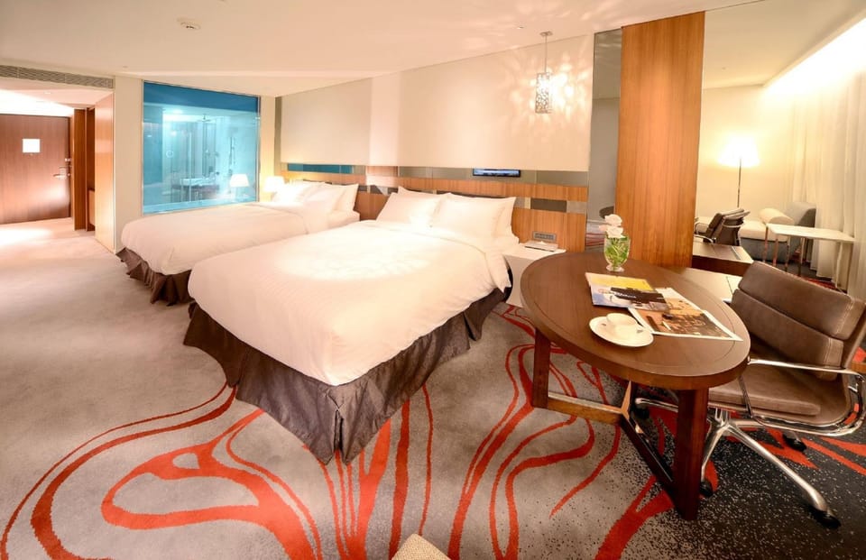 Bed, Photo of the whole room, Seating area, Bedroom