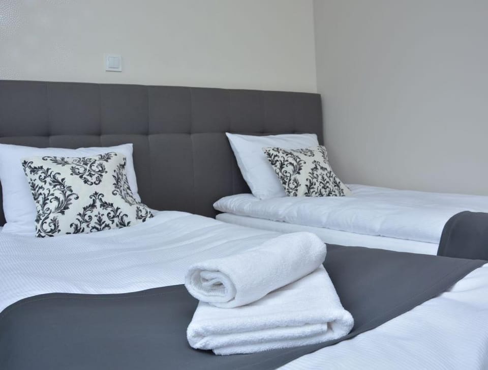 Restaurant/places to eat, Bed, Photo of the whole room, Bedroom, towels