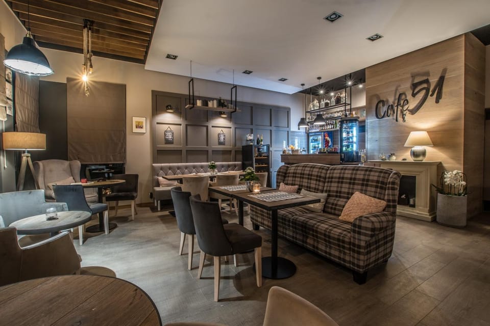 Nightclub / DJ, Seating area