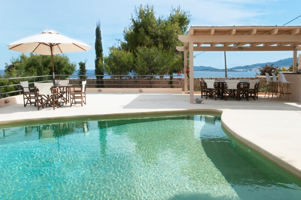 View (from property/room), Dining area, Sea view, Swimming pool, oven