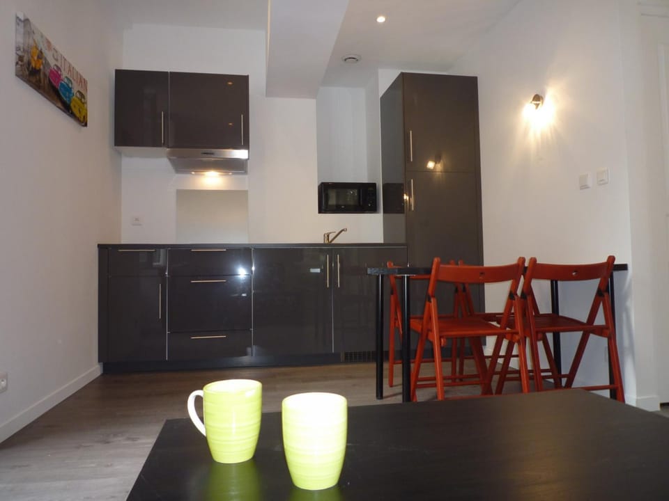 Kitchen or kitchenette, Living room, Seating area, Dining area