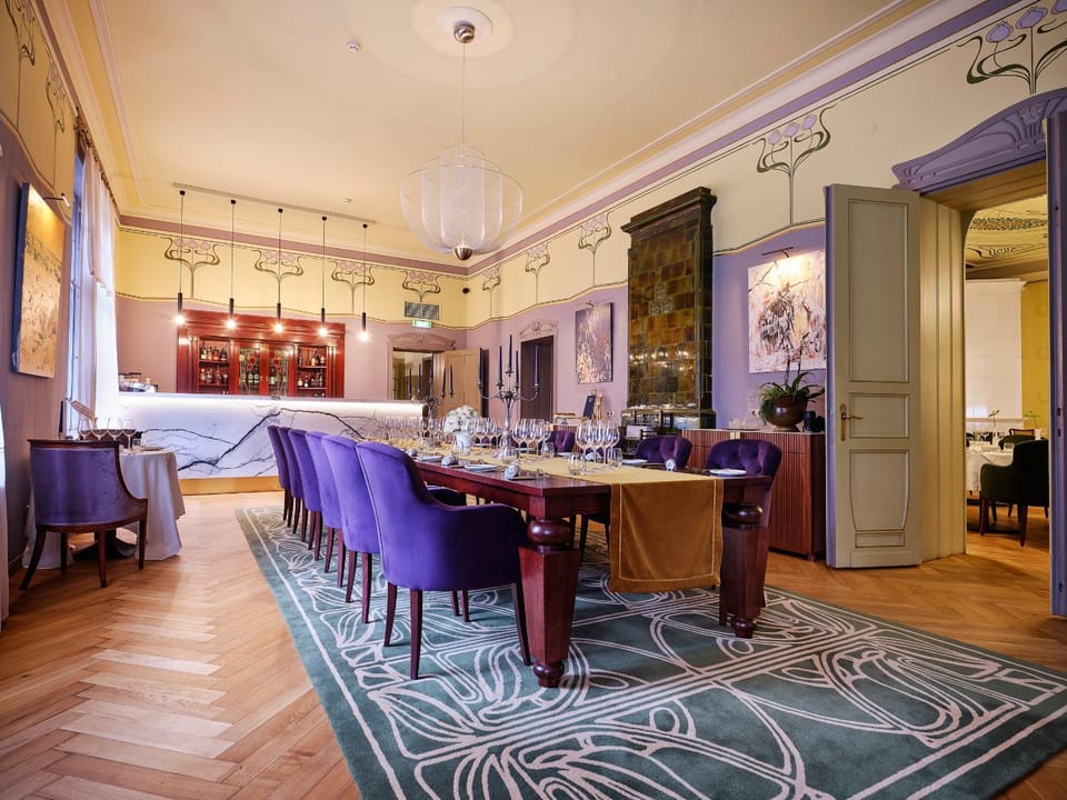 Restaurant/places to eat, Lounge or bar