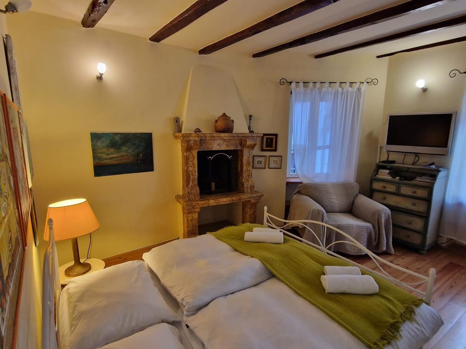 Bed, TV and multimedia, Living room, Seating area, Bedroom, towels