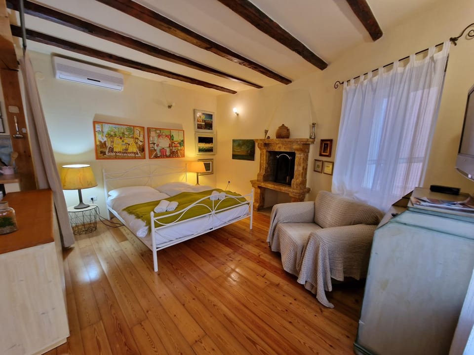 Bed, TV and multimedia, Living room, Photo of the whole room, Seating area, Bedroom