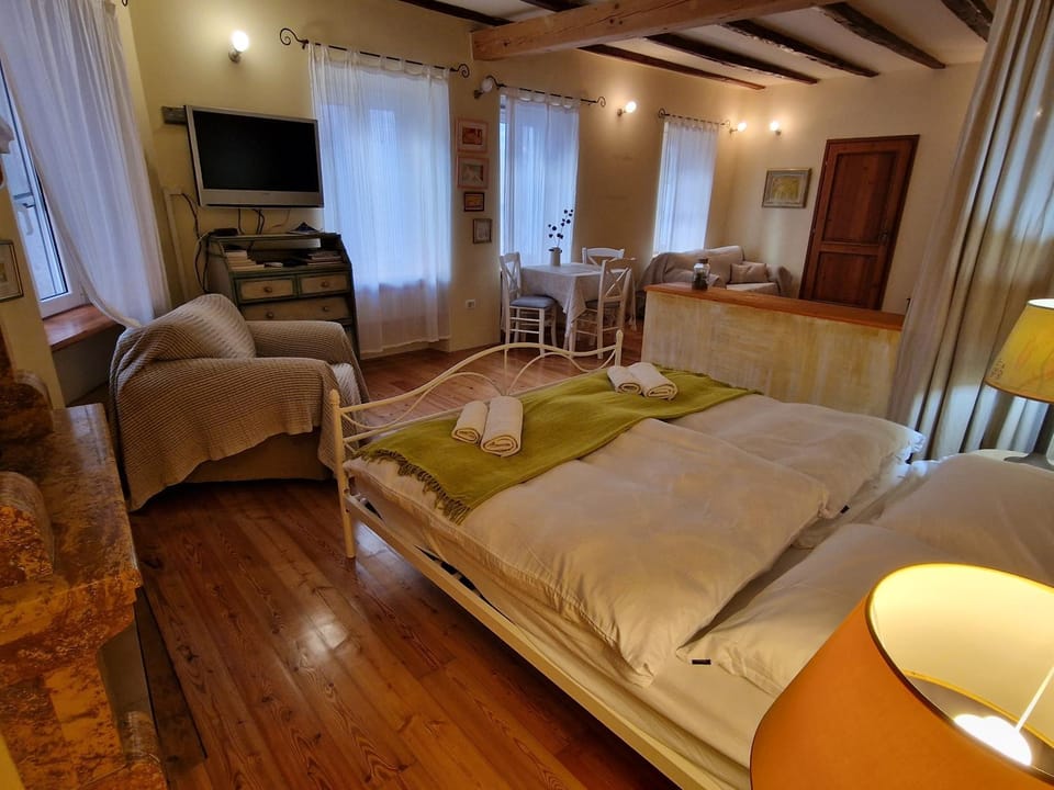 Bed, TV and multimedia, Living room, Photo of the whole room, Seating area, Dining area, Bedroom