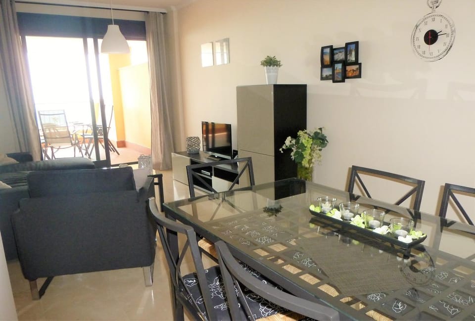 TV and multimedia, Living room, Seating area, Dining area
