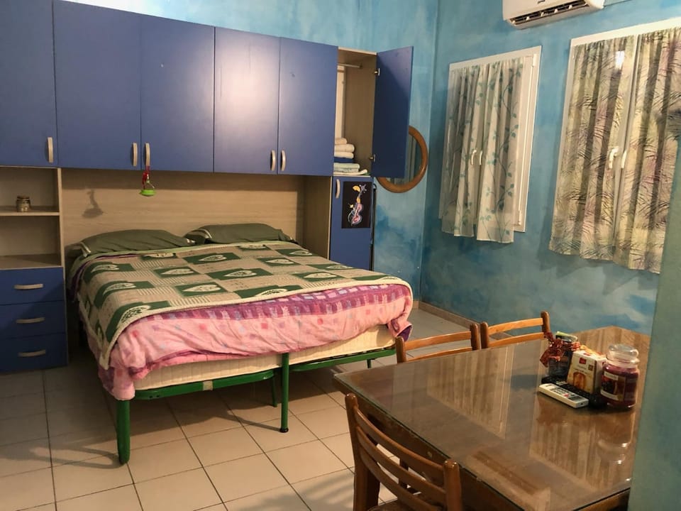Bed, Kitchen or kitchenette, Dining area, Bedroom