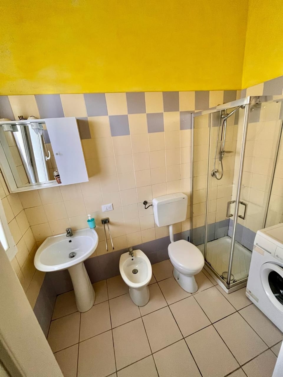 Shower, Toilet, Bathroom, bidet, towels