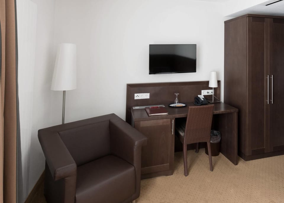TV and multimedia, Photo of the whole room, Decorative detail, Seating area
