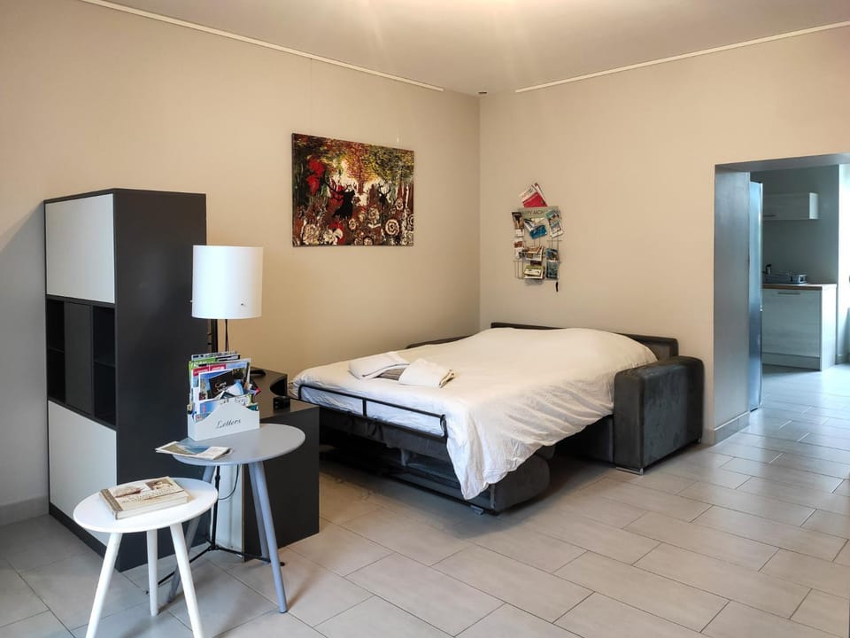 Bed, TV and multimedia, Living room