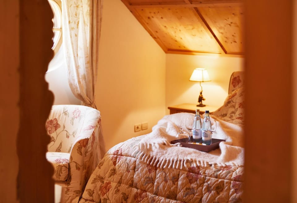 Bed, Photo of the whole room, Decorative detail