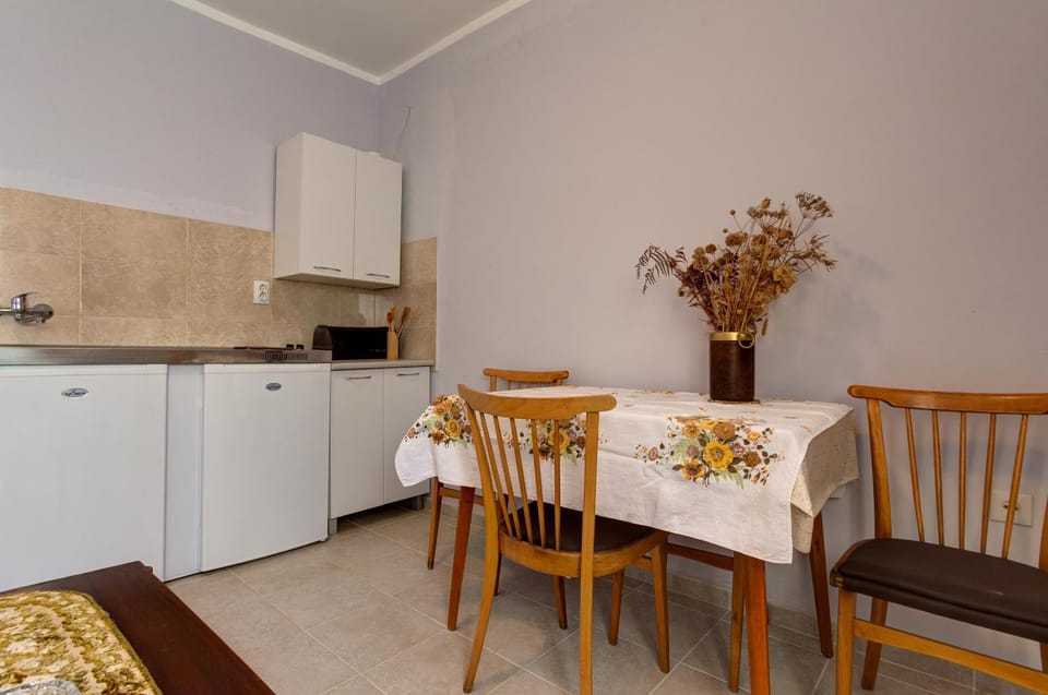 Kitchen or kitchenette, Living room, Seating area, Dining area