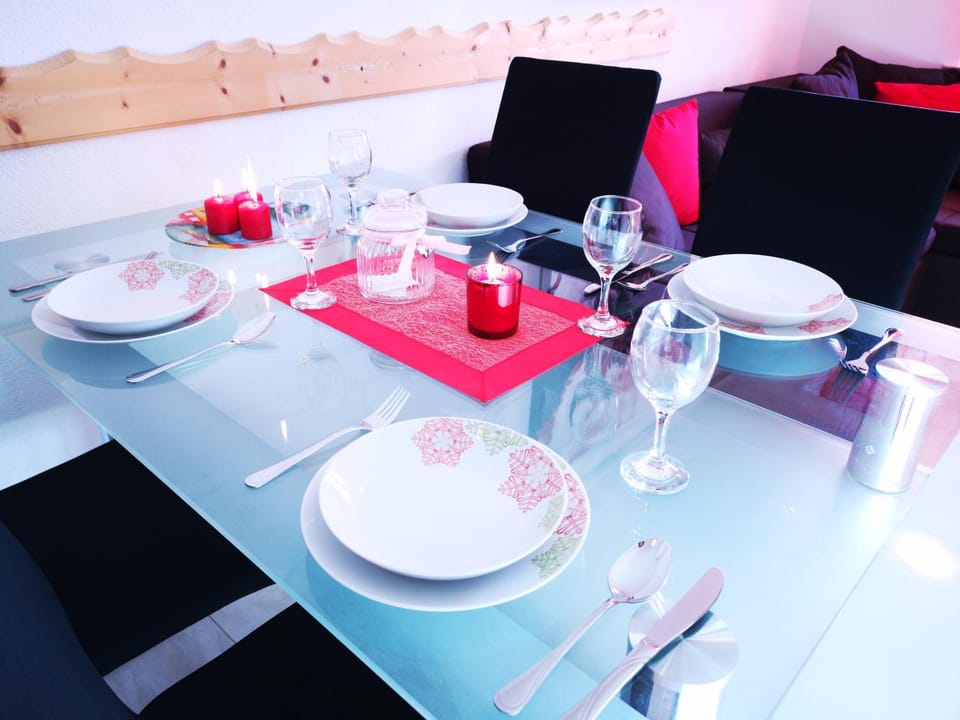 Living room, Dining area, Food, Drinks