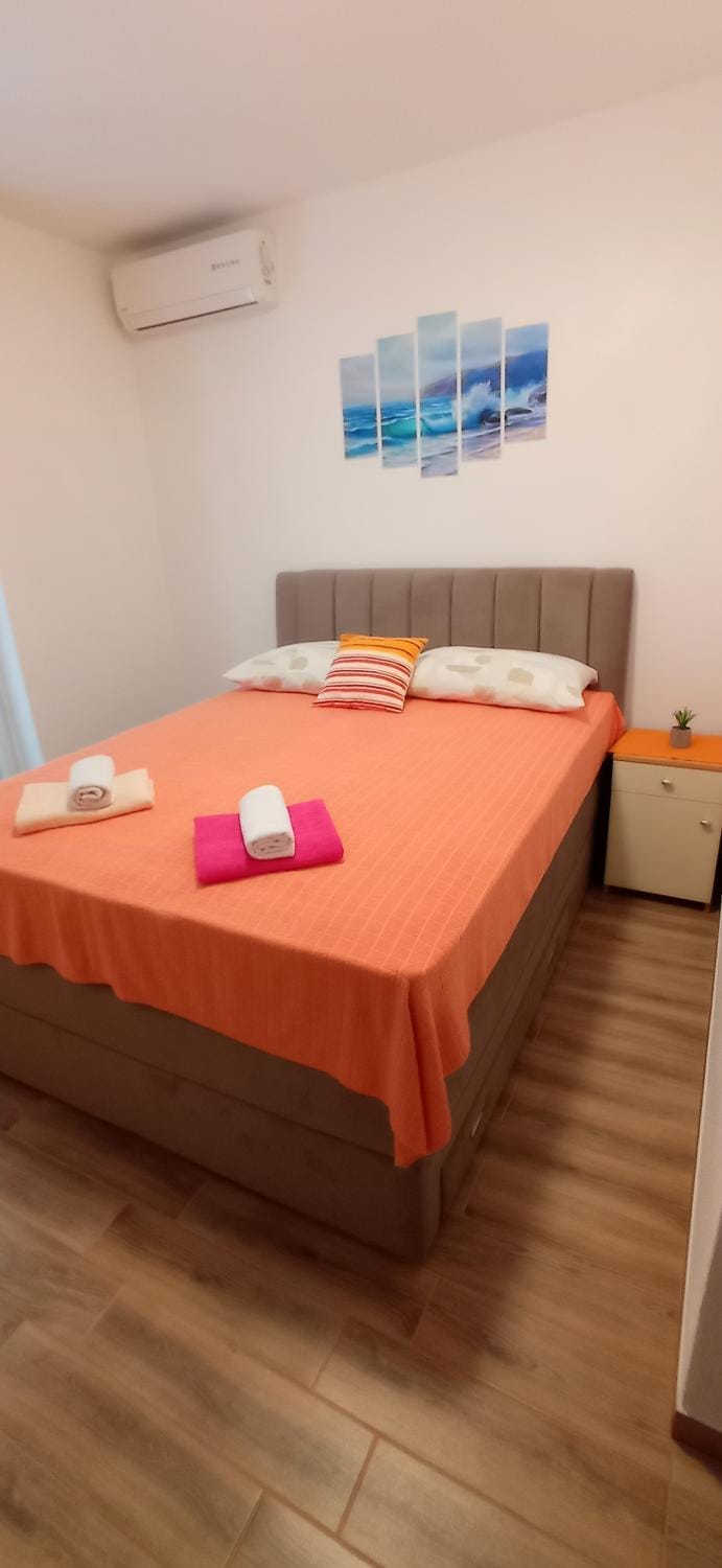 Bed, towels, air conditioner
