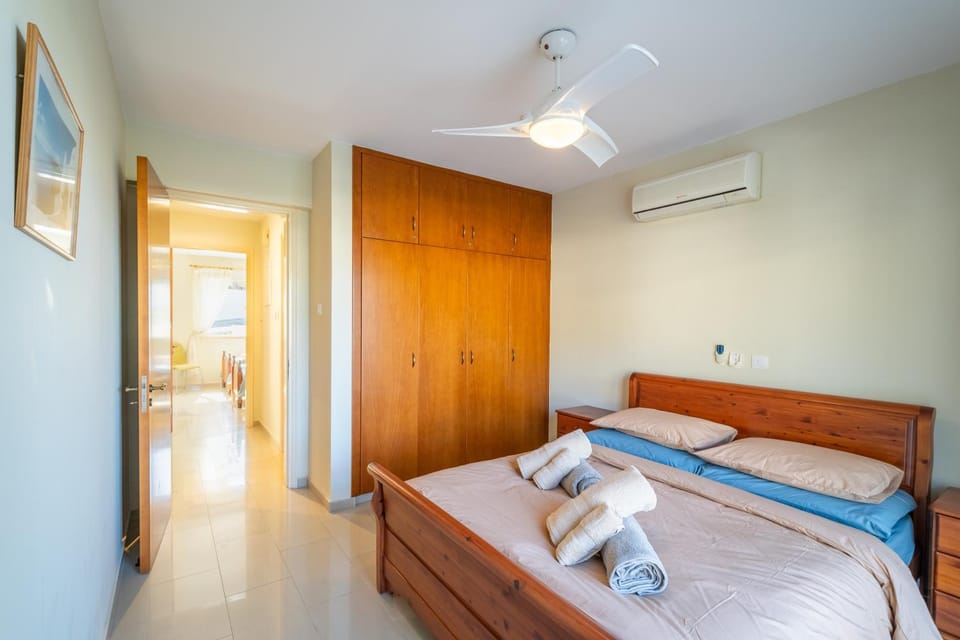Bed, Bedroom, towels, wardrobe, air conditioner