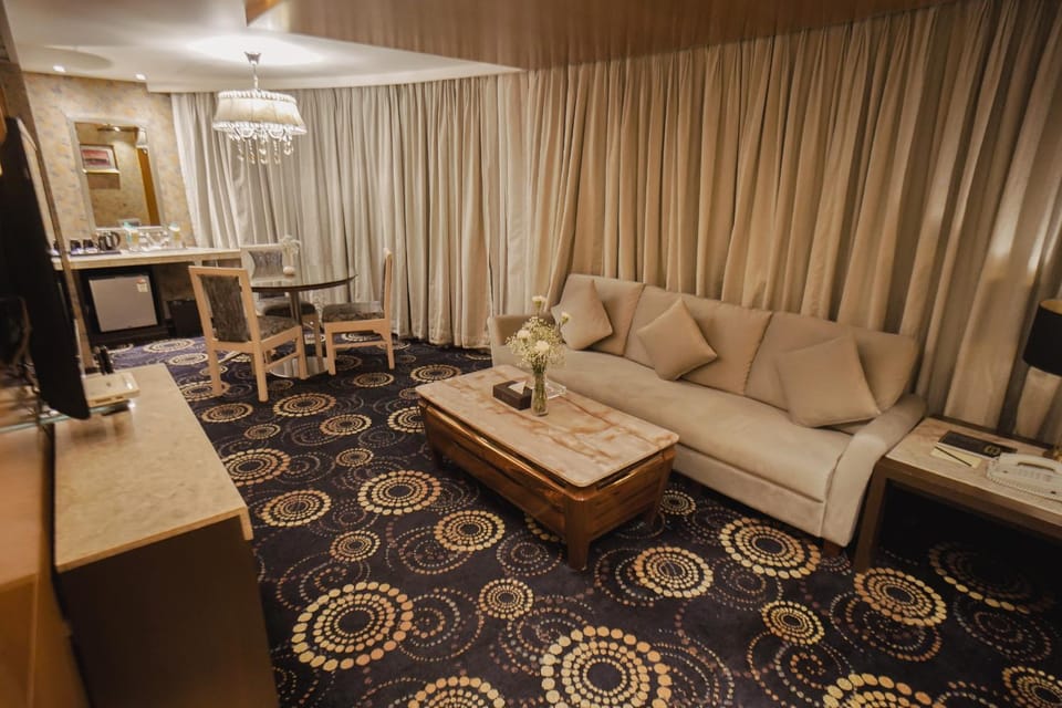 TV and multimedia, Seating area, Dining area