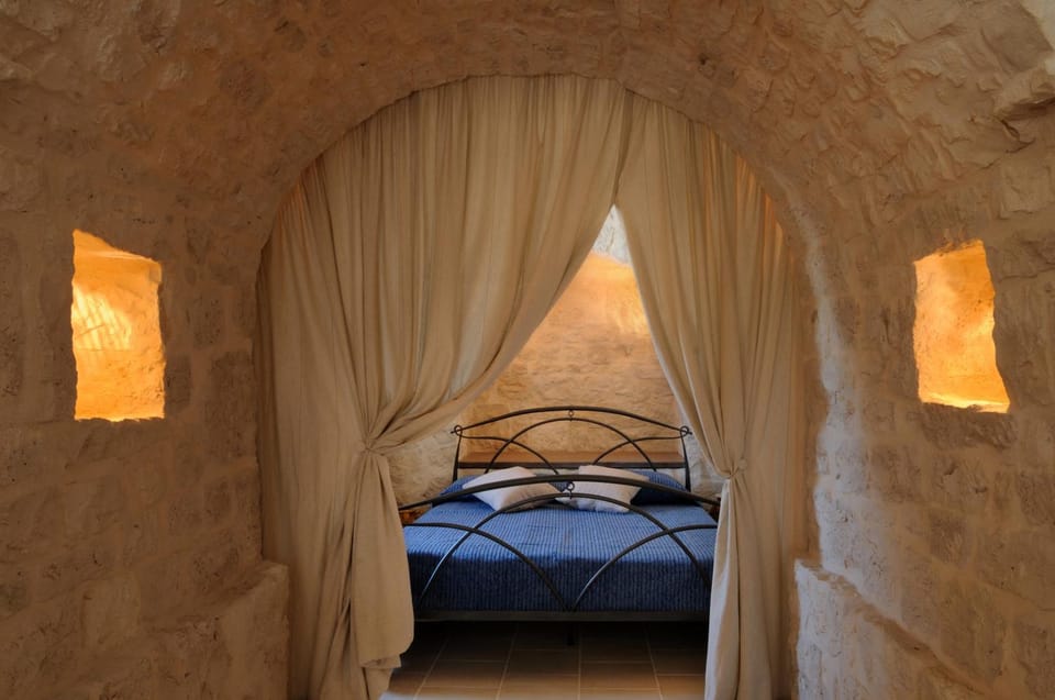 Bed, Photo of the whole room, Decorative detail, Garden view, Family