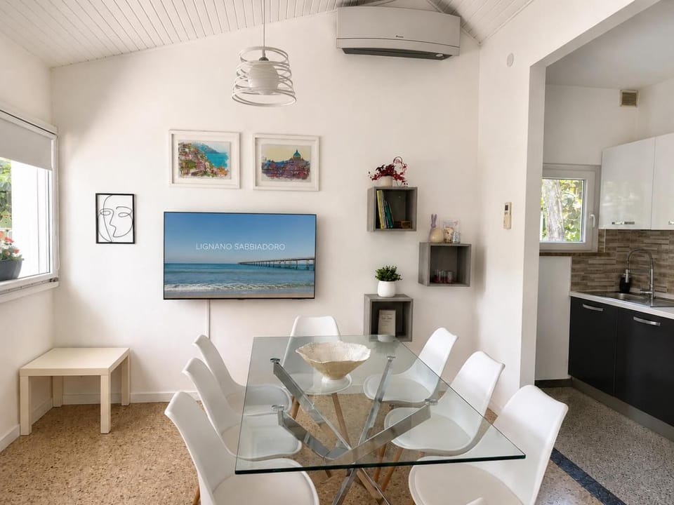 TV and multimedia, Living room, Dining area