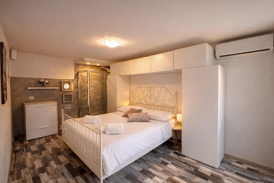 Bed, Bedroom, towels, wardrobe