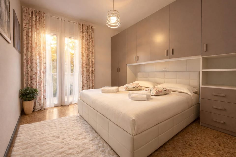 Bedroom, towels, wardrobe