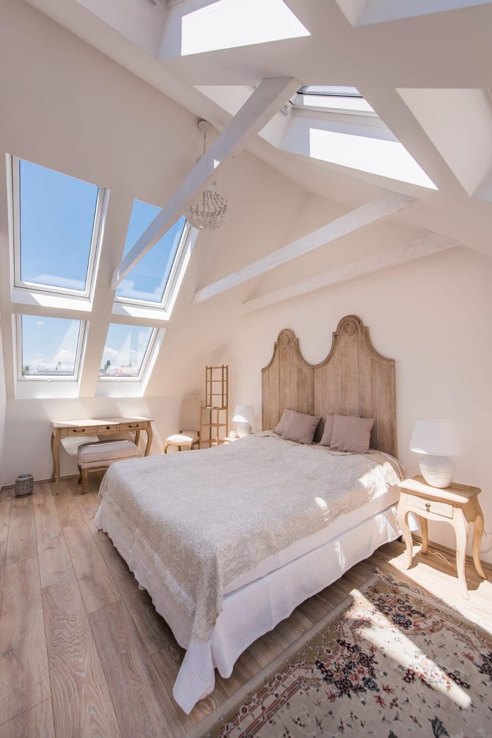 Bed, Bedroom, City view, Landmark view, Mountain view