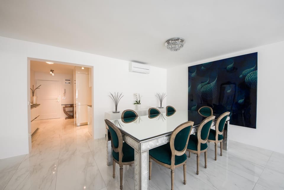 Seating area, Dining area