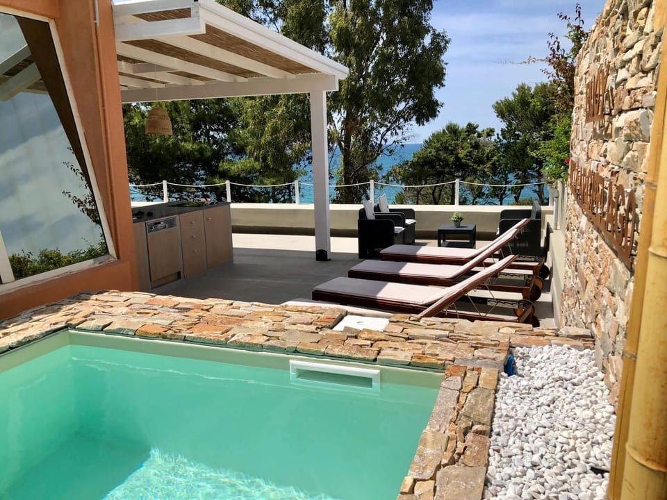 Patio, Solarium, View (from property/room), Kitchen or kitchenette, Pool view, Swimming pool, sunbed