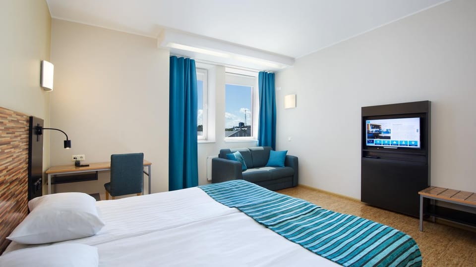 Bed, TV and multimedia, Photo of the whole room, Bedroom