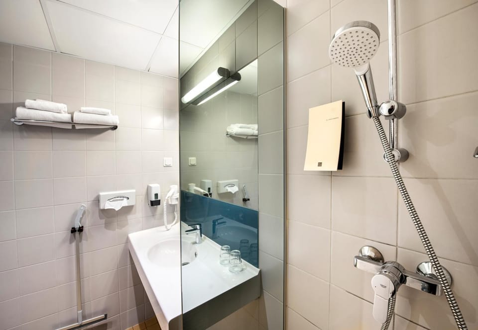 Shower, Toilet, Bathroom, towels