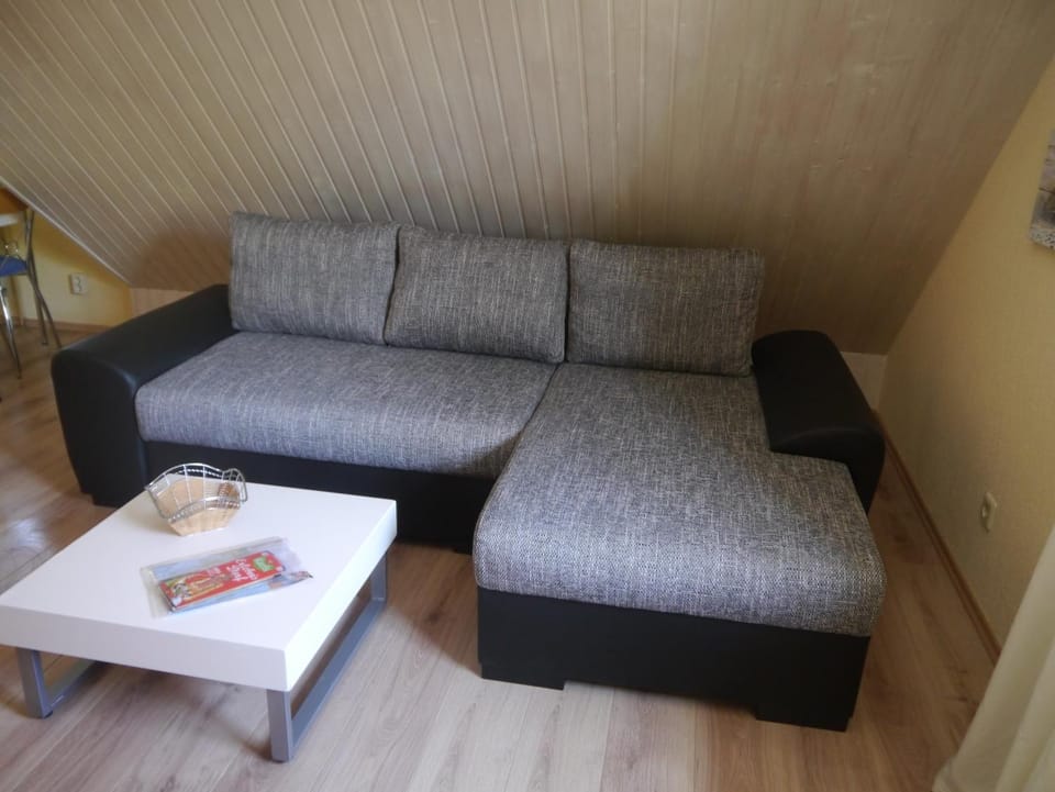 Bed, Seating area