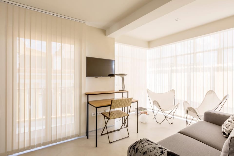 Spring, Day, TV and multimedia, Living room, Decorative detail, Seating area, On site, City view, City view, Landmark view, Landmark view
