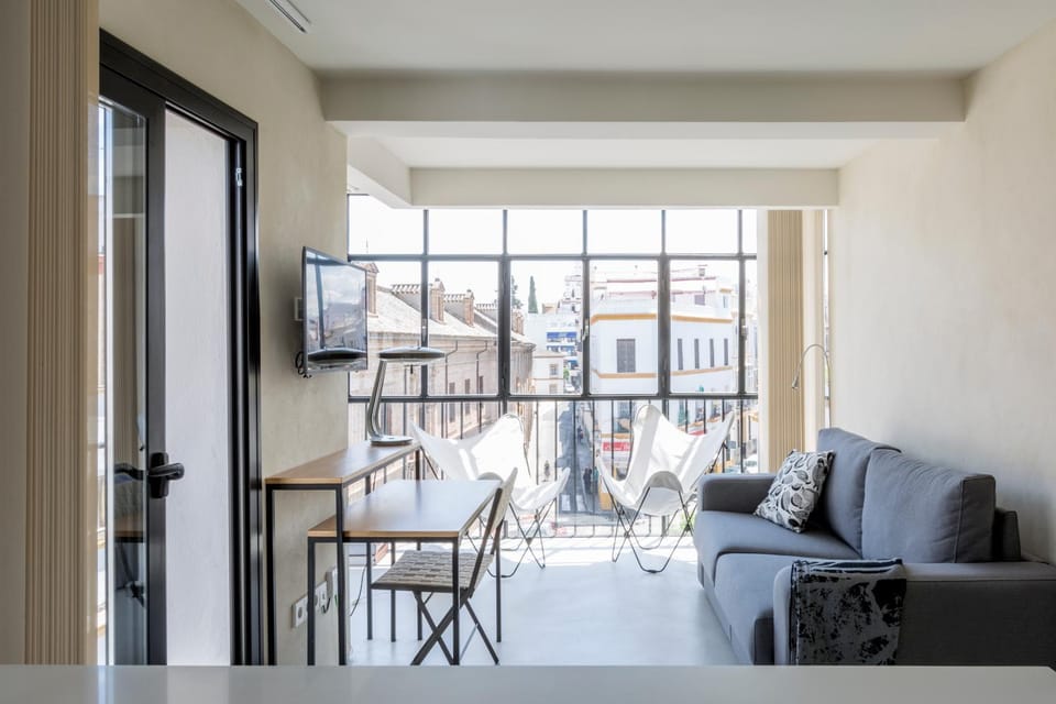 Spring, Day, TV and multimedia, Living room, Photo of the whole room, Decorative detail, Seating area, Dining area, On site, City view, City view, Landmark view, Landmark view