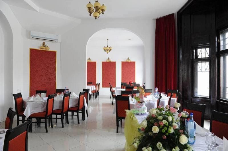 Restaurant/places to eat, Food and drinks