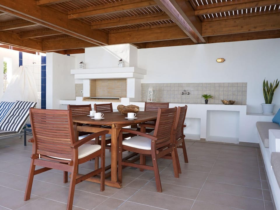 BBQ facilities, BBQ facilities, Balcony/Terrace, Balcony/Terrace, Seating area, Dining area, Pool view, Sea view, Swimming pool