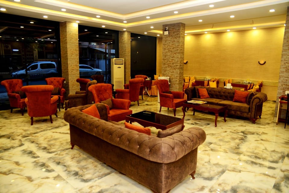 Communal lounge/ TV room, Nightclub / DJ, Lobby or reception, Seating area