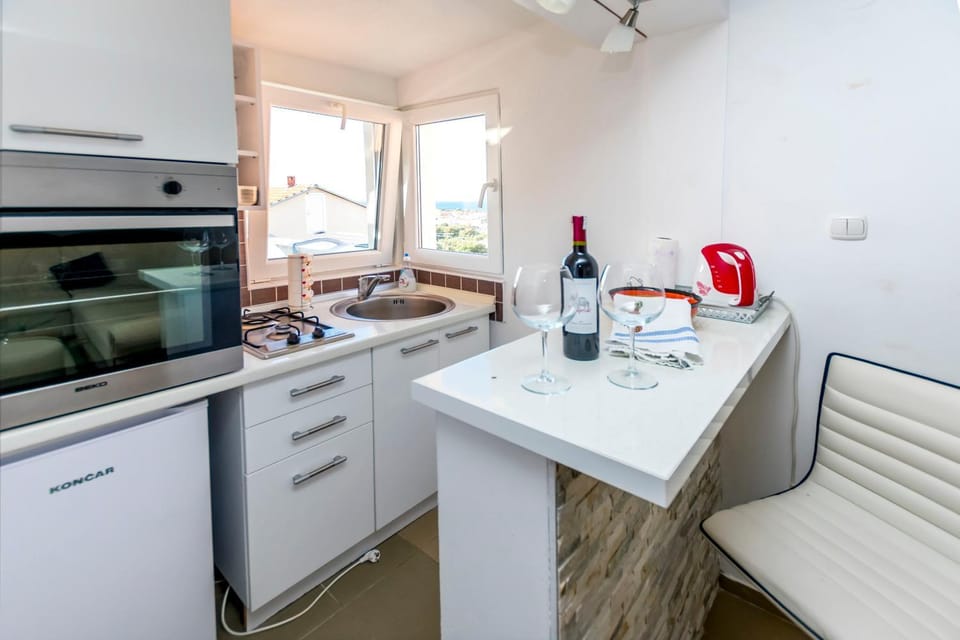 Kitchen or kitchenette, Dining area, oven, stove