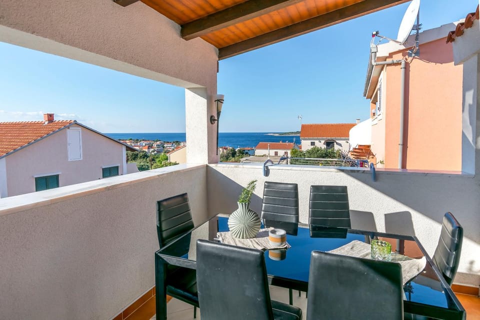 Property building, View (from property/room), Balcony/Terrace, Seating area, Dining area, Sea view
