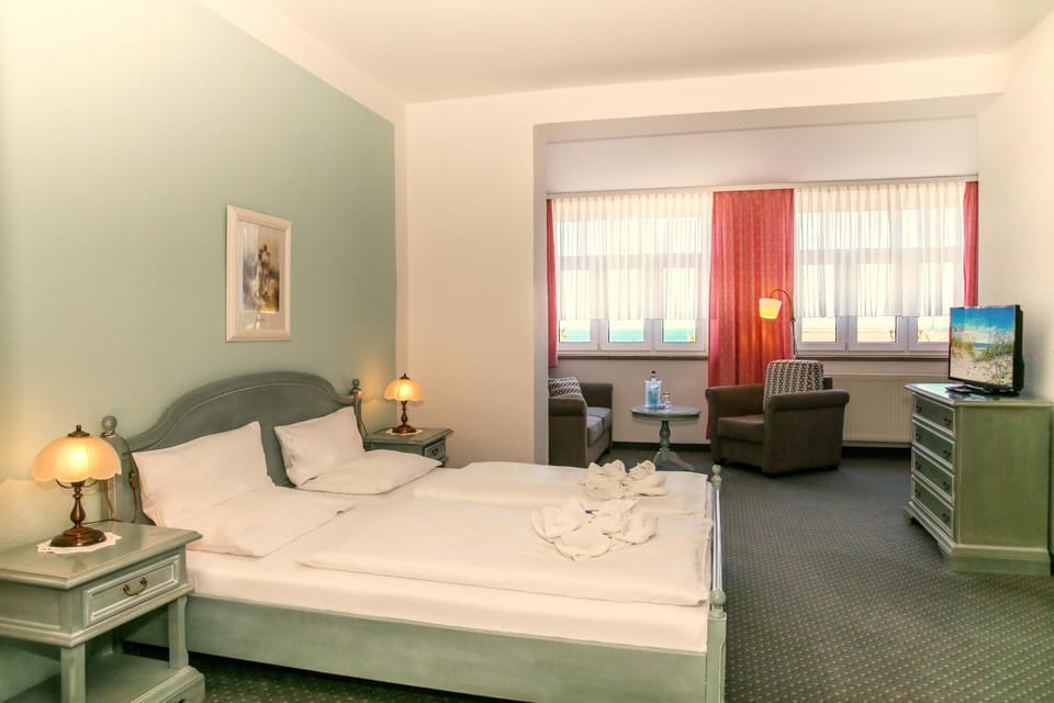 Bed, TV and multimedia, Photo of the whole room, Seating area, hair dresser