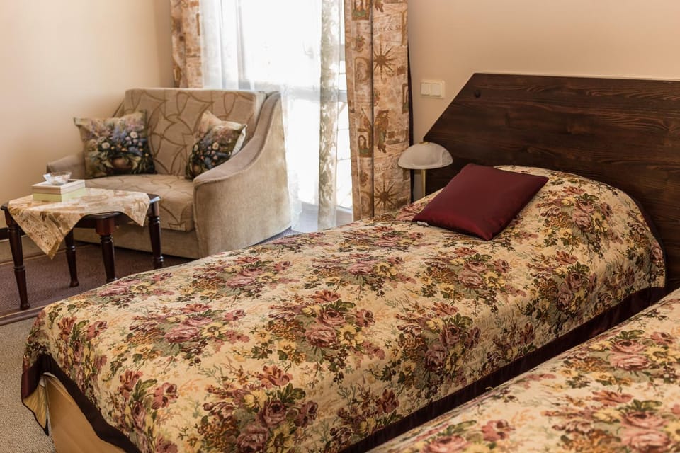 Bed, Seating area