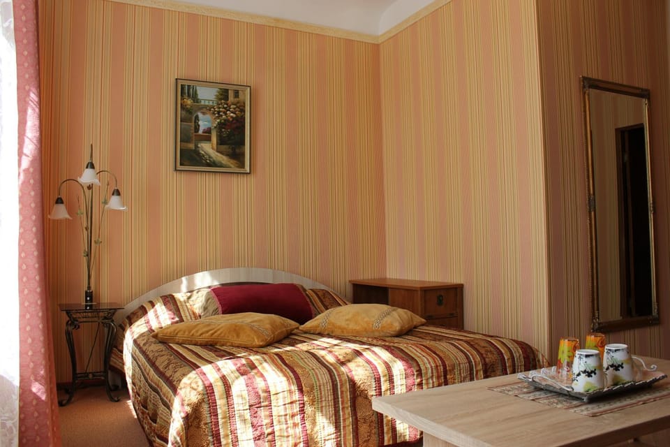 Bedroom, City view