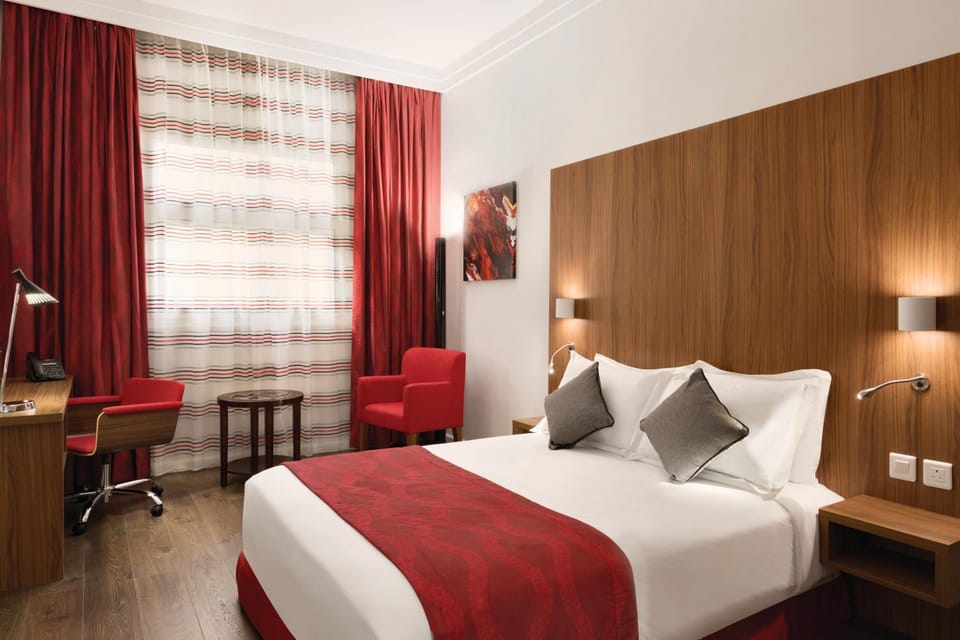 Bed, TV and multimedia, Photo of the whole room, Seating area, Bedroom, hair dresser