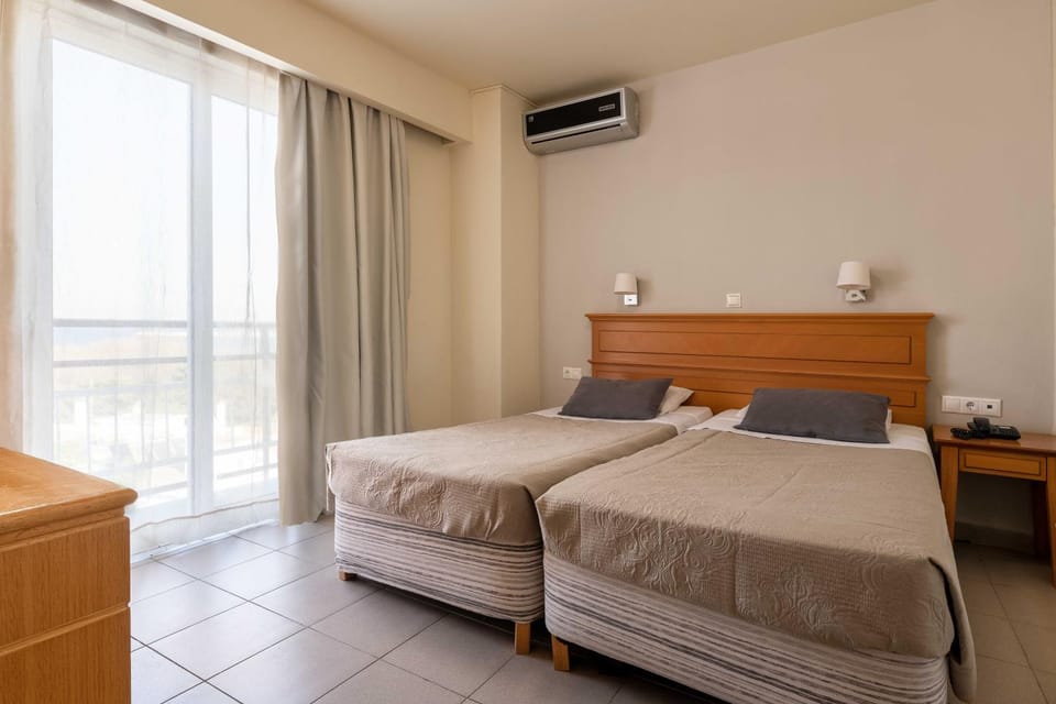Bed, Photo of the whole room, Bedroom, air conditioner