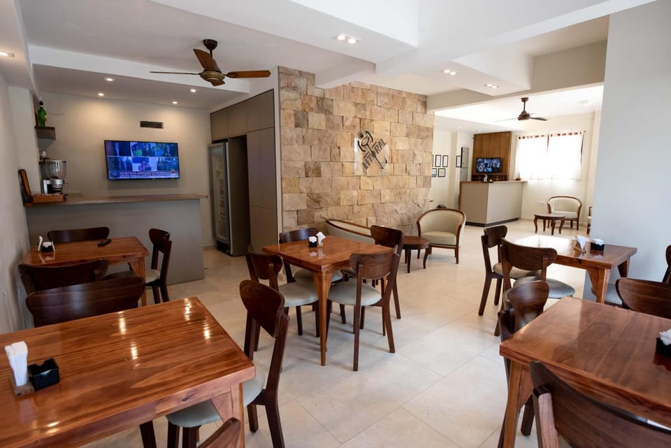 TV and multimedia, Lounge or bar, Seating area, Breakfast