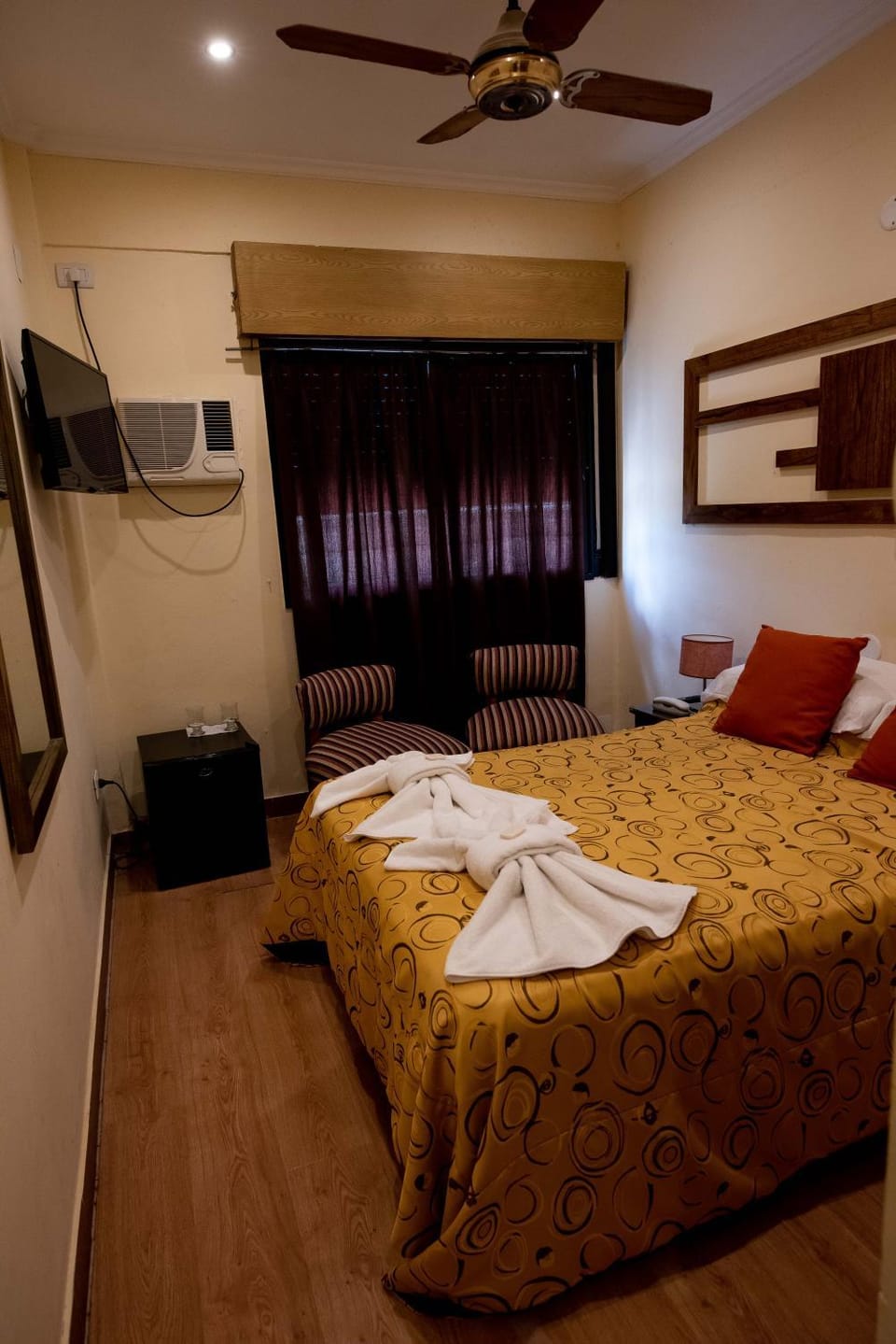 Bed, TV and multimedia, Photo of the whole room, towels