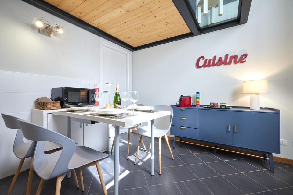 Kitchen or kitchenette, Dining area, minibar