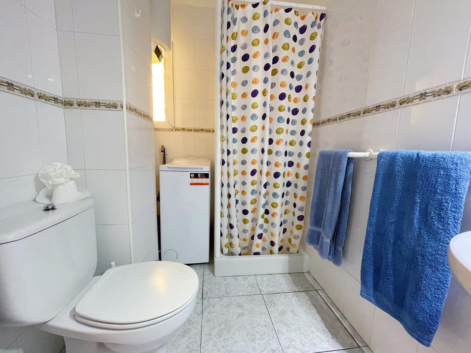 Shower, Toilet, Bathroom, towels, washing machine